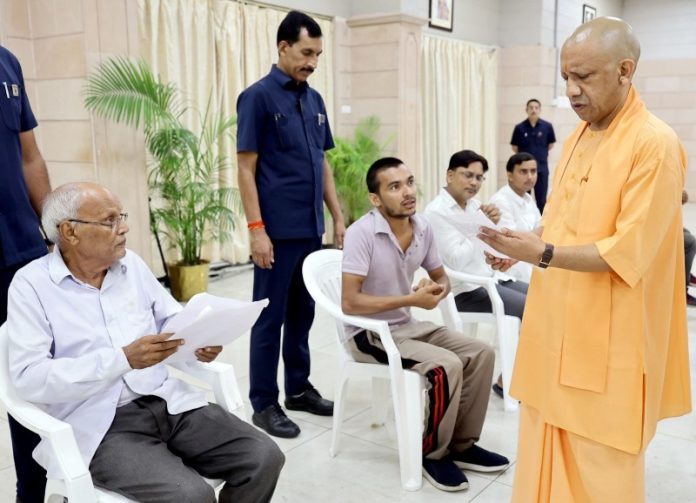 उप्र : सीएम योगी ने लखनऊ स्थित अपने सरकारी आवास पर ‘जनता दर्शन’ किया
