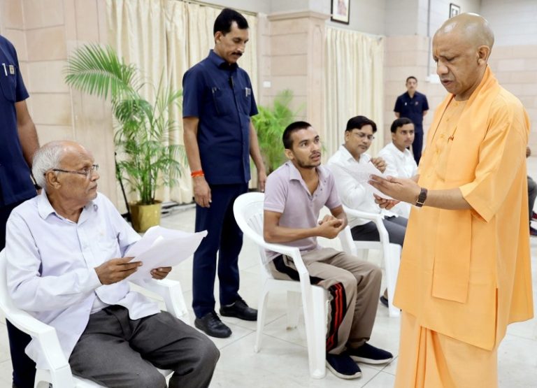 उप्र : सीएम योगी ने लखनऊ स्थित अपने सरकारी आवास पर ‘जनता दर्शन’ किया