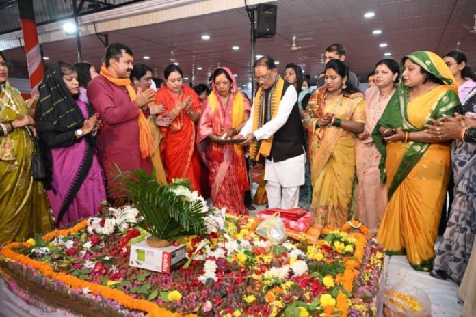 छत्तीसगढ़ : सीएम विष्णुदेव साय ने रायपुर स्थित मुख्यमंत्री निवास में सपरिवार भगवान शिव का विधि-विधान से रुद्राभिषेक किया