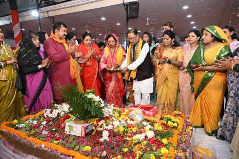 छत्तीसगढ़ : सीएम विष्णुदेव साय ने रायपुर स्थित मुख्यमंत्री निवास में सपरिवार भगवान शिव का विधि-विधान से रुद्राभिषेक किया