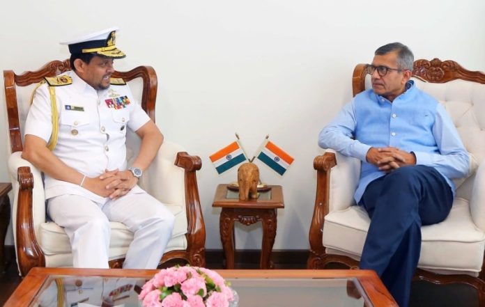 नई दिल्ली : रक्षा सचिव राजेश कुमार सिंह से श्रीलंकाई नौसेना के कमांडर वाइस एडमिरल डेमियन फर्नांडो ने मुलाकात की