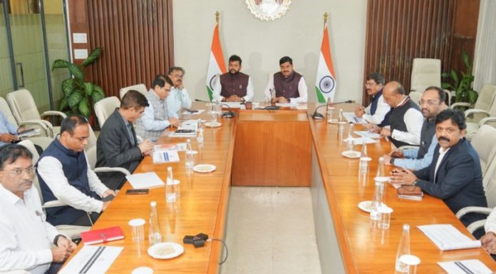 मप्र : सीएम यादव ने केंद्रीय मंत्री राम मोहन नायडू के साथ राज्य में एयरपोर्ट निर्माण एवं हवाई सेवाओं के विकास-विस्तार की समीक्षा की मप्र : सीएम यादव ने केंद्रीय मंत्री राम मोहन नायडू के साथ राज्य में एयरपोर्ट निर्माण एवं हवाई सेवाओं के विकास-विस्तार की समीक्षा की