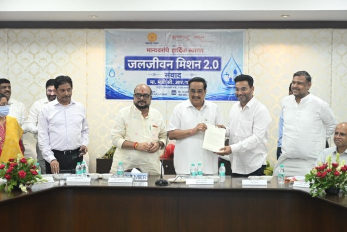 नई दिल्ली : केंद्रीय जल शक्ति मंत्री सीआर पाटिल ने महाराष्ट्र के सांसदों के साथ राज्य में जल जीवन मिशन की प्रगति को लेकर बैठक की नई दिल्ली : केंद्रीय जल शक्ति मंत्री सीआर पाटिल ने महाराष्ट्र के सांसदों के साथ राज्य में जल जीवन मिशन की प्रगति को लेकर बैठक की
