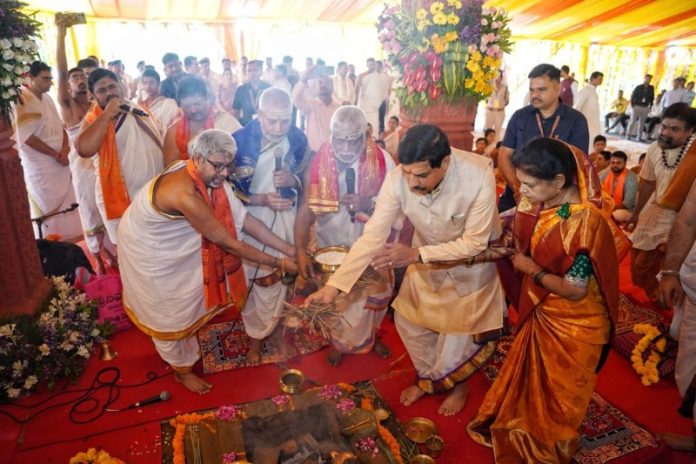 मप्र : सीएम डॉ. मोहन यादव ने ओंकारेश्वर स्थित 'एकात्म धाम' में आयोजित कार्यक्रम में भव्य 'पंचायतन मंदिर' का शिलान्यास किया मप्र : सीएम डॉ. मोहन यादव ने ओंकारेश्वर स्थित 'एकात्म धाम' में आयोजित कार्यक्रम में भव्य 'पंचायतन मंदिर' का शिलान्यास किया