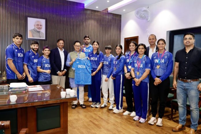 नई दिल्ली : केंद्रीय मंत्री किरेन रिजिजू ने ग्लासगो में हुए कॉमनवेल्थ गेम्स 2026 में इतिहास रचने वाले भारतीय बॉक्सिंग खिलाड़ियों से मुलाकात की
