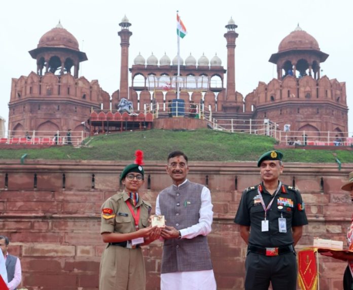 रक्षा राज्य मंत्री ने दिल्ली के लाल किले में स्वतंत्रता दिवस 2026 के समारोह में भाग लेने वाले एनसीसी कैडेट्स और MY Bharat वालंटियर्स को सम्मानित किया रक्षा राज्य मंत्री ने दिल्ली के लाल किले में स्वतंत्रता दिवस 2026 के समारोह में भाग लेने वाले एनसीसी कैडेट्स और MY Bharat वालंटियर्स को सम्मानित किया
