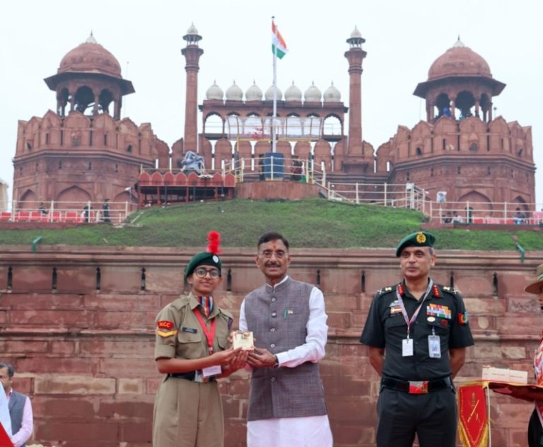 रक्षा राज्य मंत्री ने लाल किले में स्वतंत्रता दिवस 2026 समारोह में भाग लेने वाले एनसीसी कैडेट्स और MY Bharat वालंटियर्स को किया सम्मानित