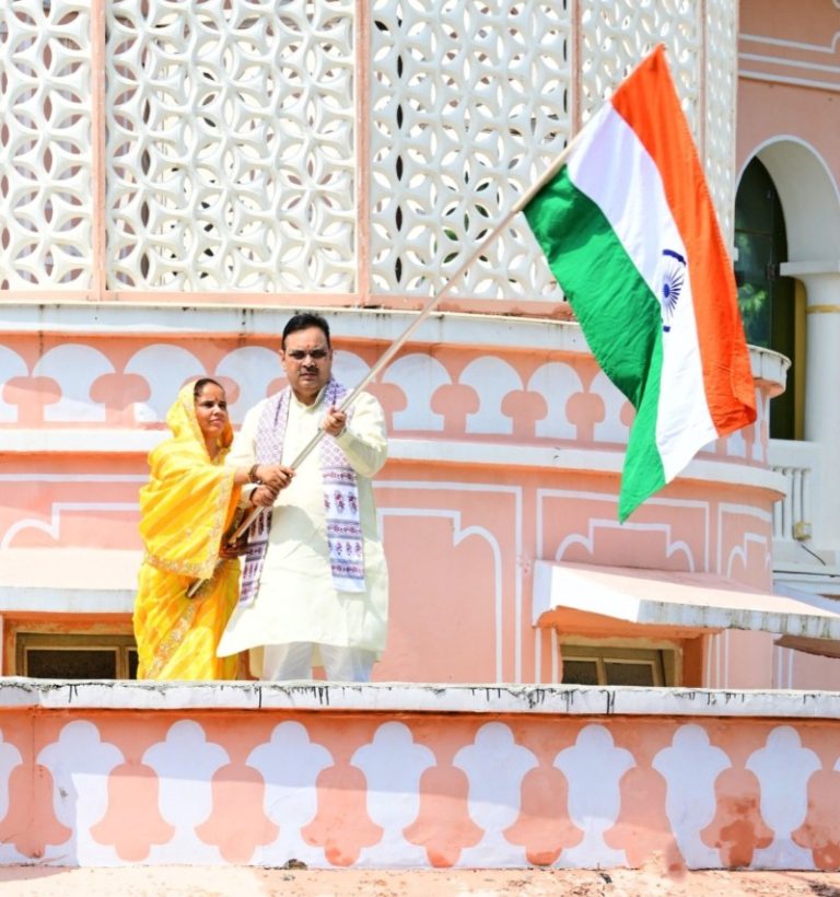 राजस्थान : सीएम भजनलाल शर्मा ने जयपुर में मुख्यमंत्री निवास पर ‘हर घर तिरंगा’ अभियान के तहत तिरंगा फहराया