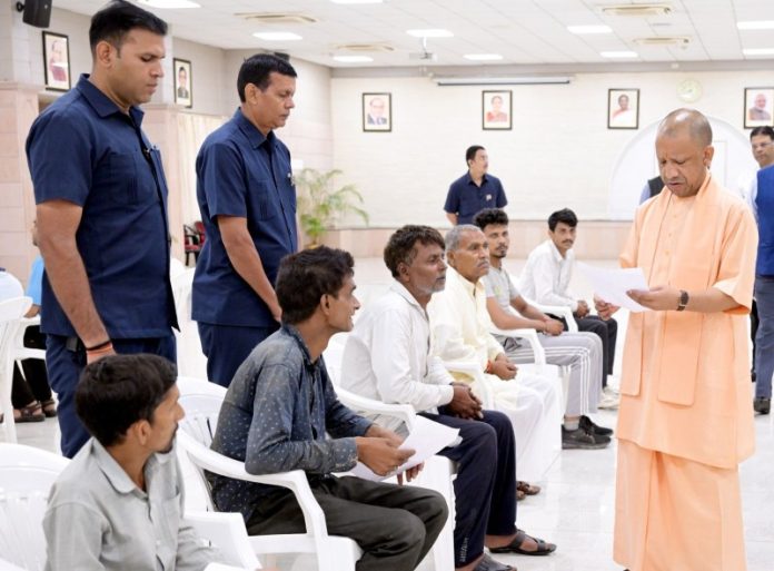 लखनऊ : सीएम योगी ने अपने सरकारी आवास पर आयोजित 'जनता दर्शन' में विभिन्न जनपदों से आए लोगों की समस्याएं सुनीं