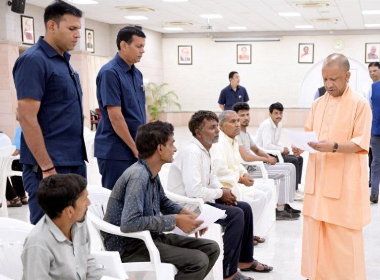 लखनऊ : सीएम योगी ने अपने सरकारी आवास पर आयोजित ‘जनता दर्शन’ में विभिन्न जनपदों से आए लोगों की समस्याएं सुनीं