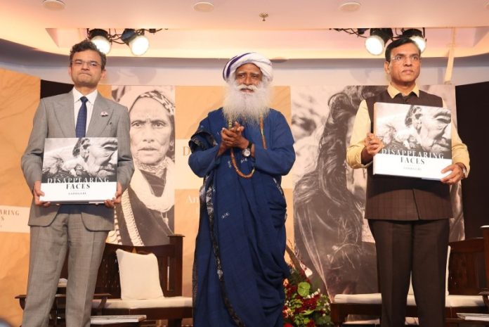 नई दिल्ली : केंद्रीय मंत्री डॉ. मनसुख मांडविया आईआईसी में ‘Disappearing Faces - A Photo Essay’ पुस्तक के लॉन्च कार्यक्रम में हुए शामिल