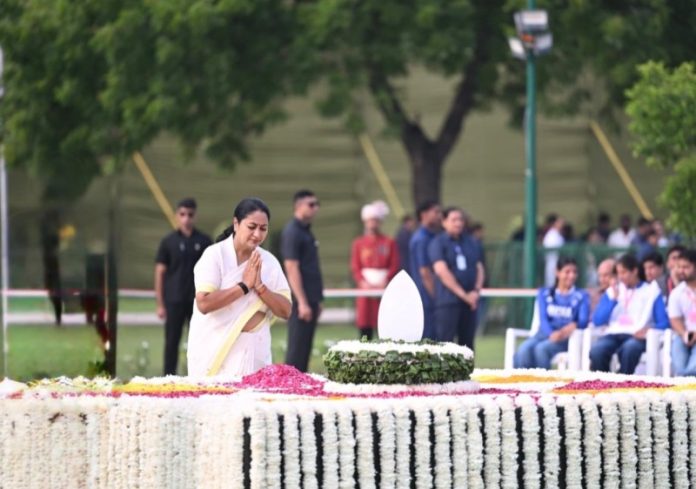 दिल्ली : सीएम रेखा गुप्ता ने पूर्व पीएम और ‘भारत रत्न’ अटल बिहारी वाजपेयी की पुण्यतिथि पर ‘सदैव अटल’ जाकर उन्हें श्रद्धांजलि अर्पित की