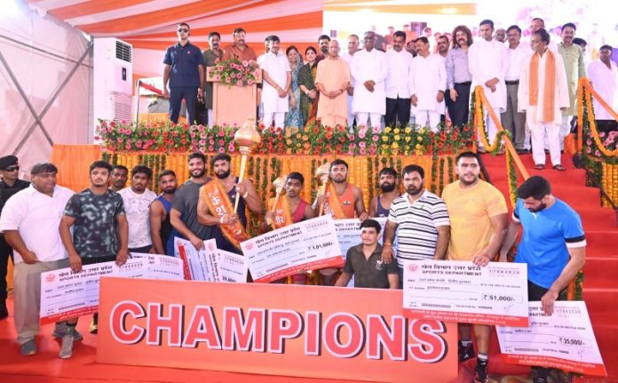 उप्र : सीएम योगी गोरखपुर में आयोजित 'प्रदेश स्तरीय सीनियर प्राइजमनी पुरुष कुश्ती प्रतियोगिता' के समापन समारोह में हुए शामिल उप्र : सीएम योगी गोरखपुर में आयोजित 'प्रदेश स्तरीय सीनियर प्राइजमनी पुरुष कुश्ती प्रतियोगिता' के समापन समारोह में हुए शामिल