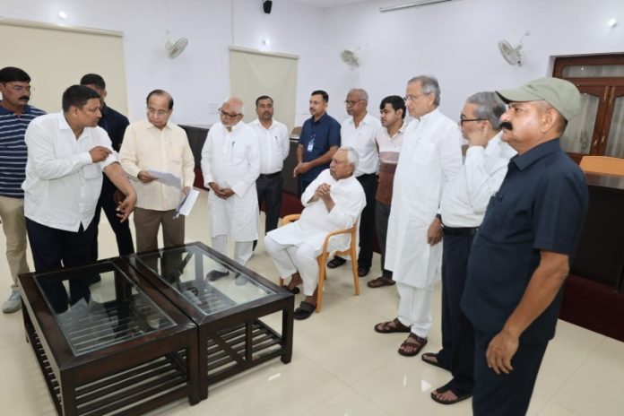 पटना : जेडीयू राष्ट्रीय अध्यक्ष और राज्यसभा सांसद नीतीश कुमार ने पार्टी कार्यकर्ताओं एवं आमजनों से मुलाकात की