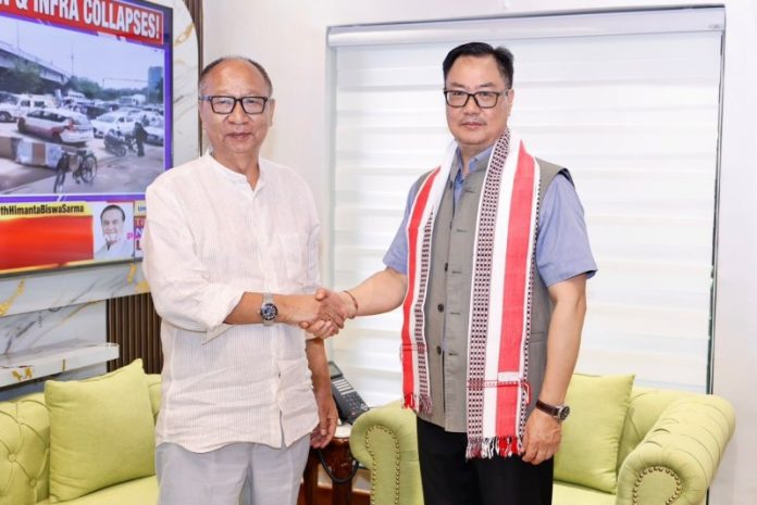नई दिल्ली : केंद्रीय मंत्री किरेन रिजिजू से मणिपुर के मुख्यमंत्री युमनाम खेमचंद सिंह ने मुलाकात की नई दिल्ली : केंद्रीय मंत्री किरेन रिजिजू से मणिपुर के मुख्यमंत्री युमनाम खेमचंद सिंह ने मुलाकात की