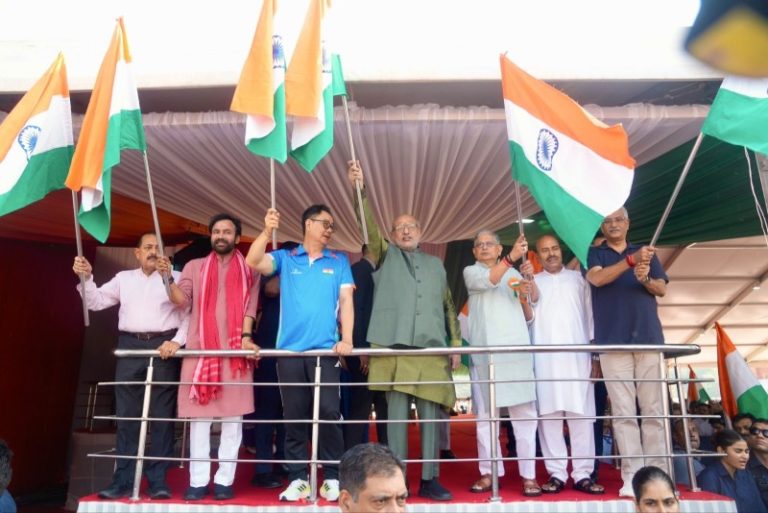 उपराष्ट्रपति सीपी राधाकृष्णन ने ‘हर घर तिरंगा 2026’ कार्यक्रम के तहत सांसदों के साथ एक विशेष बाइक रैली को दिखाई हरी झंडी