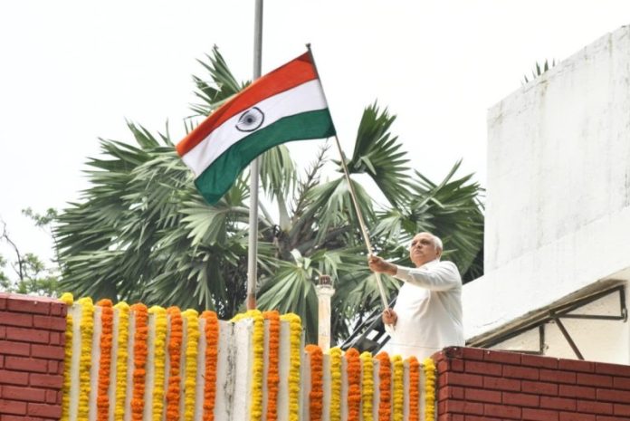 गुजरात : सीएम भूपेंद्र पटेल ने 'हर घर तिरंगा' अभियान के तहत गांधीनगर स्थित अपने आवास पर तिरंगा फहराया