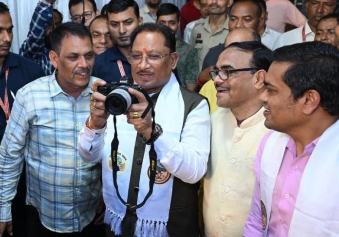 छत्तीसगढ़ : सीएम विष्णुदेव साय रायपुर प्रेस क्लब द्वारा आयोजित ‘दृश्य संवाद 2026’ के समापन समारोह में हुए शामिल छत्तीसगढ़ : सीएम विष्णुदेव साय रायपुर प्रेस क्लब द्वारा आयोजित ‘दृश्य संवाद 2026’ के समापन समारोह में हुए शामिल