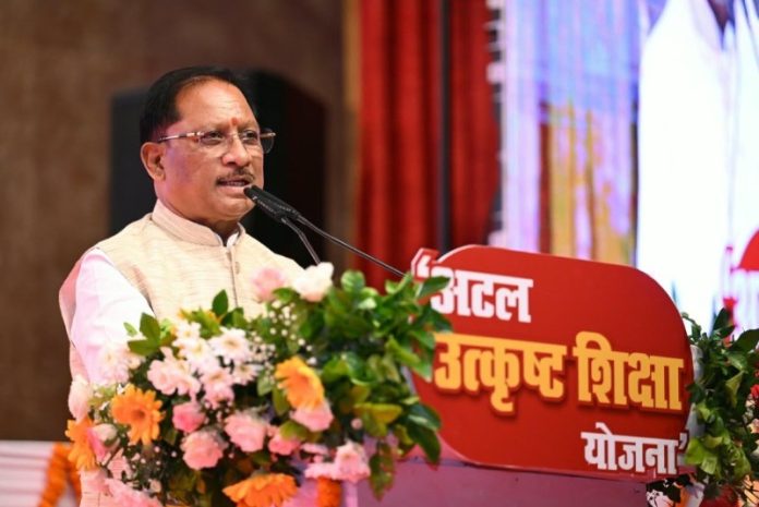छत्तीसगढ़ : सीएम विष्णुदेव साय रायपुर में आयोजित अटल उत्कृष्ट शिक्षा योजना के सम्मान समारोह में हुए शामिल