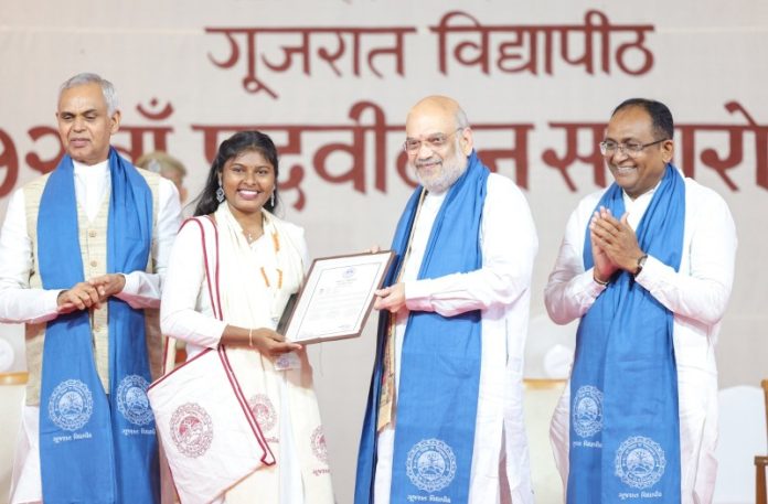 अहमदाबाद : केंद्रीय गृह मंत्री अमित शाह ने गुजरात विद्यापीठ के 72वें दीक्षांत समारोह में युवाओं को उपाधियां व पुरस्कार वितरित किए