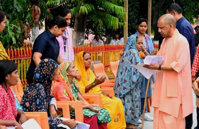 गोरखपुर : सीएम योगी ने श्री गोरखपुर मंदिर परिसर में आयोजित जनता दर्शन में प्रदेश के विभिन्न जनपदों से आए लोगों की समस्याएं सुनीं