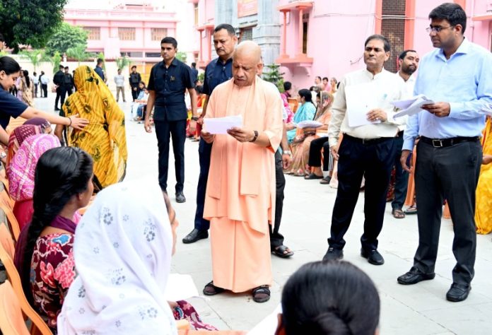 गोरखपुर : सीएम योगी ने श्री गोरखनाथ मंदिर परिसर में किया जनता दर्शन