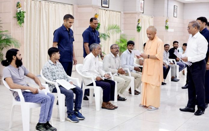 लखनऊ : सीएम योगी ने अपने सरकारी आवास पर आयोजित 'जनता दर्शन' में विभिन्न जनपदों से आए नागरिकों की समस्याएं सुनीं लखनऊ : सीएम योगी ने अपने सरकारी आवास पर आयोजित 'जनता दर्शन' में विभिन्न जनपदों से आए नागरिकों की समस्याएं सुनीं