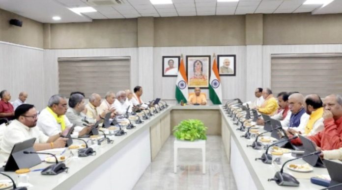 उप्र : सीएम योगी ने लखनऊ स्थित अपने सरकारी आवास पर आयोजित कैबिनेट बैठक की अध्यक्षता की उप्र : सीएम योगी ने लखनऊ स्थित अपने सरकारी आवास पर आयोजित कैबिनेट बैठक की अध्यक्षता की