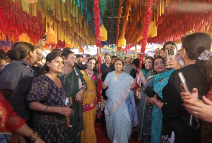 दिल्ली : सीएम रेखा गुप्ता दिल्ली हाट पीतमपुरा में आयोजित तीज समारोह में हुईं शामिल