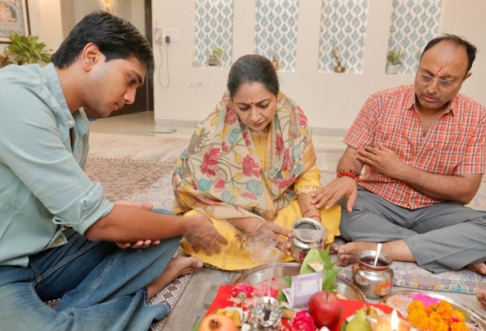दिल्ली : सीएम रेखा गुप्ता ने श्रावण शिवरात्रि के अवसर पर पुरे परिवार के साथ देवाधिदेव महादेव का विधि-विधान से रुद्राभिषेक और पूजन किया दिल्ली : सीएम रेखा गुप्ता ने श्रावण शिवरात्रि के अवसर पर पुरे परिवार के साथ देवाधिदेव महादेव का विधि-विधान से रुद्राभिषेक और पूजन किया