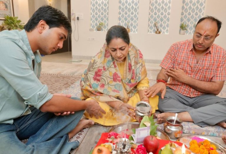 दिल्ली : सीएम रेखा गुप्ता ने श्रावण शिवरात्रि के अवसर पर पूरे परिवार के साथ देवाधिदेव महादेव का विधि-विधान से रुद्राभिषेक और पूजन किया