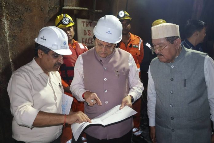 चमोली : सीएम धामी ने पीपलकोटी में आपदा प्रभावित टनल क्षेत्र में चल रहे राहत एवं बचाव कार्यों का स्थलीय निरीक्षण किया