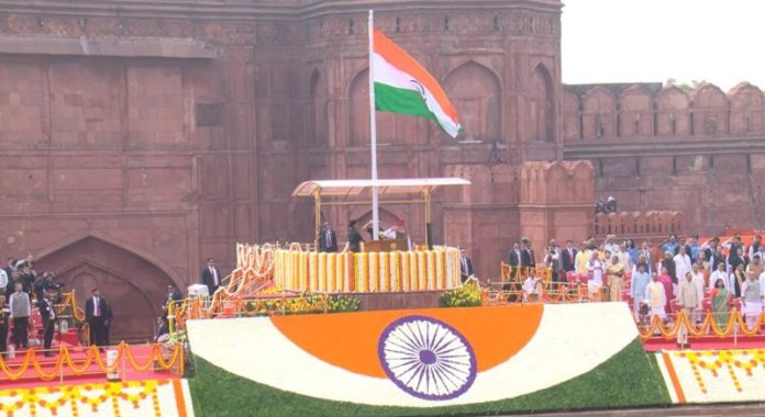 पीएम मोदी ने 80वें स्वतंत्रता दिवस के अवसर पर लाल किले से 13वीं बार ध्वजारोहण किया