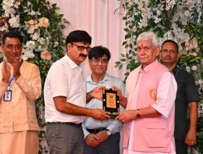 जम्मू-कश्मीर : उपराज्यपाल मनोज सिन्हा ने केपी वॉलंटियर्स को उनके स्थापना दिवस पर सम्मानित किया