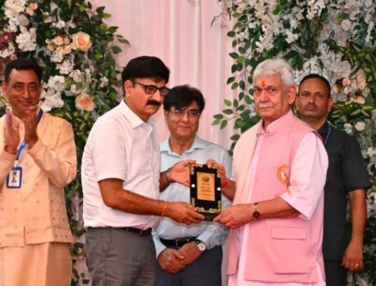 जम्मू-कश्मीर : उपराज्यपाल मनोज सिन्हा ने केपी वॉलंटियर्स को उनके स्थापना दिवस पर सम्मानित किया