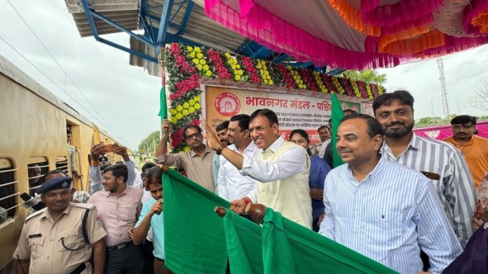 केंद्रीय मंत्री मांडविया ने सुपेड़ी स्टेशन पर राजकोट-पोरबंदर एक्सप्रेस और पोरबंदर-भावनगर ट्रेनों के लिए नए स्टॉपेज का उद्घाटन किया