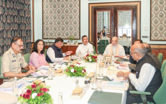 सिलीगुड़ी : केंद्रीय गृह मंत्री अमित शाह ने सीएम व अन्य अधिकारियों के साथ पश्चिम बंगाल सरकार द्वारा शुरू की गई 4 हेल्पलाइनों पर बैठक की