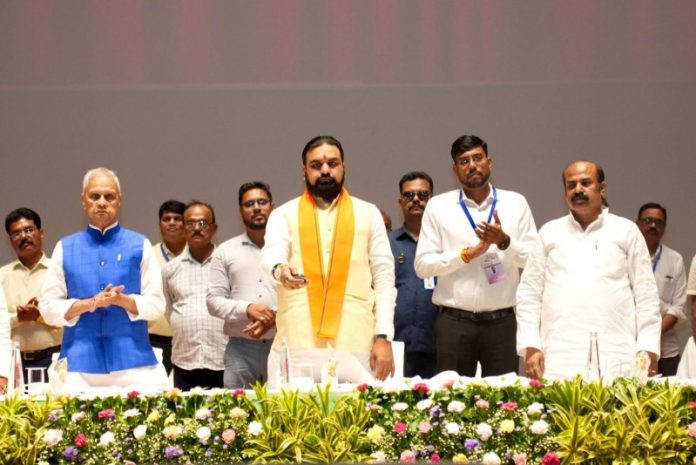 बिहार : सीएम सम्राट चौधरी ने पटना स्थित बापू सभागार में 