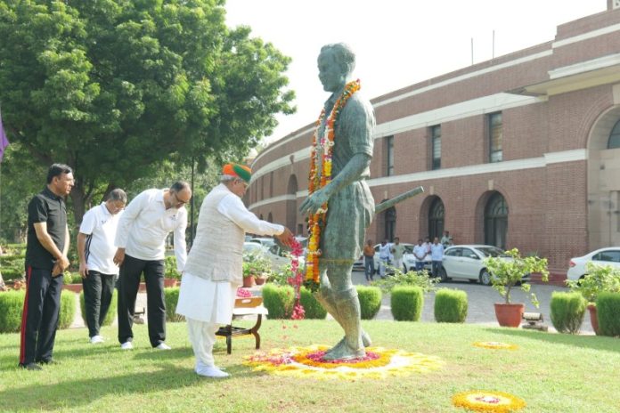 केंद्रीय राज्य मंत्री अर्जुन राम मेघवाल ने हॉकी के जादूगर मेजर ध्यानचंद की 121वीं जयंती पर उन्हें श्रद्धांजलि अर्पित की