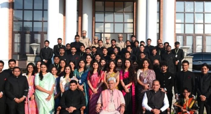 जम्मू-कश्मीर के उपराज्यपाल मनोज सिन्हा ने खनऊ स्थित रेलवेज़ इंस्टीट्यूट ऑफ ट्रांसपोर्ट मैनेजमेंट के 69 ट्रेनी अफसरों से बातचीत की