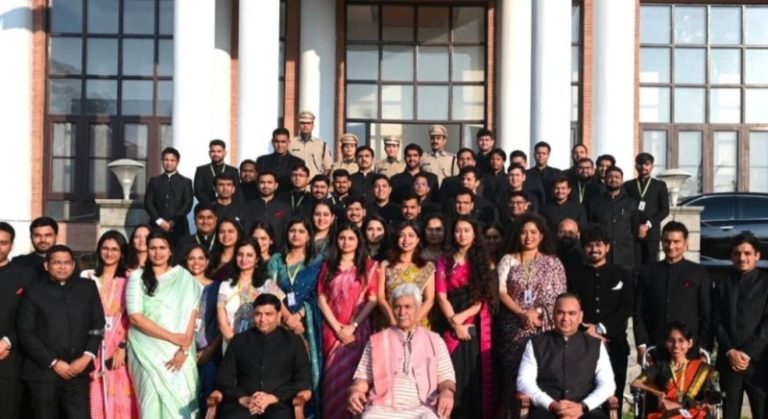 जम्मू-कश्मीर के उपराज्यपाल मनोज सिन्हा ने लखनऊ स्थित भारतीय रेलवे परिवहन प्रबंधन संस्थान के 69 ट्रेनी अफसरों से बातचीत की