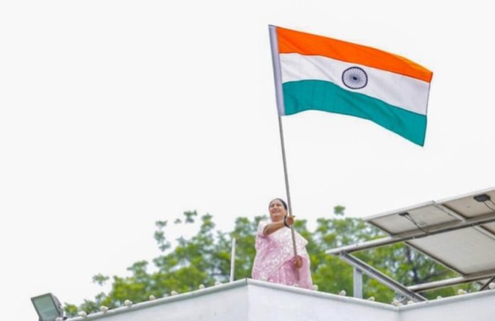 दिल्ली : सीएम रेखा गुप्ता ने हर घर तिरंगा' अभियान के तहत मुख्यमंत्री जन सेवा सदन में तिरंगा फहराया