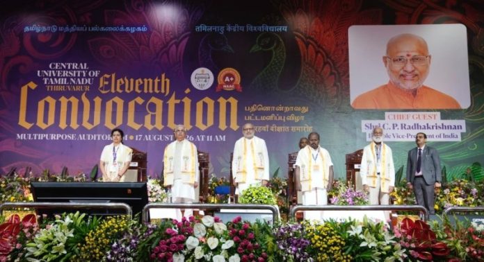 उपराष्ट्रपति सीपी राधाकृष्णन ने तिरुवरूर में सेंट्रल यूनिवर्सिटी ऑफ तमिलनाडु के 11वें दीक्षांत समारोह में हिस्सा लिया