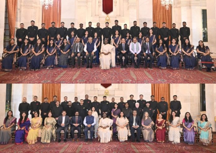 राष्ट्रपति मुर्मू से इंडियन इन्फॉर्मेशन सर्विस और इंडियन स्टैटिस्टिकल सर्विस के ट्रेनी अधिकारियों ने की मुलाकात राष्ट्रपति मुर्मू से इंडियन इन्फॉर्मेशन सर्विस और इंडियन स्टैटिस्टिकल सर्विस के ट्रेनी अधिकारियों ने की मुलाकात