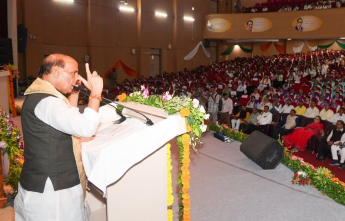 लखनऊ : रक्षा मंत्री राजनाथ सिंह ने बाबासाहेब भीमराव अंबेडकर विश्वविद्यालय के दीक्षांत समारोह में विद्यार्थियों को संबोधित किया लखनऊ : रक्षा मंत्री राजनाथ सिंह ने बाबासाहेब भीमराव अंबेडकर विश्वविद्यालय के दीक्षांत समारोह में विद्यार्थियों को संबोधित किया