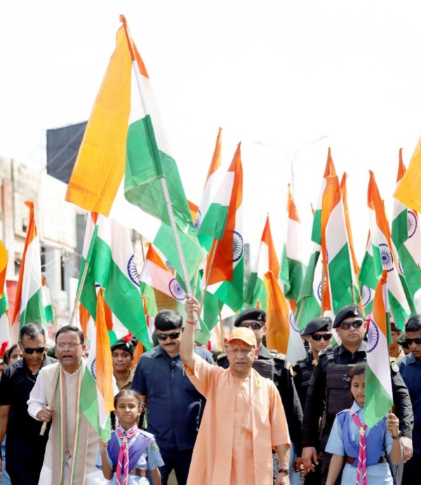 उप्र : सीएम योगी ने लखनऊ में 'हर घर तिरंगा' अभियान के अंतर्गत 'तिरंगा यात्रा युवाओं के साथ' का शुभारंभ किया उप्र : सीएम योगी ने लखनऊ में 'हर घर तिरंगा' अभियान के अंतर्गत 'तिरंगा यात्रा युवाओं के साथ' का शुभारंभ किया