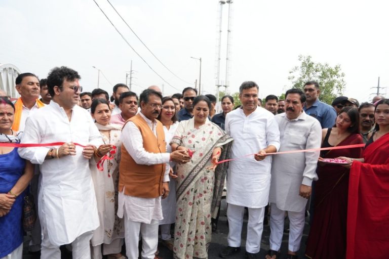 दिल्ली : सीएम गुप्ता और केंद्रीय राज्य मंत्री हर्ष मल्होत्रा ​​ने गाजीपुर ड्रेन से हिंडन नहर तक 2-लेन स्लिप रोड ब्रिज का लोकार्पण किया
