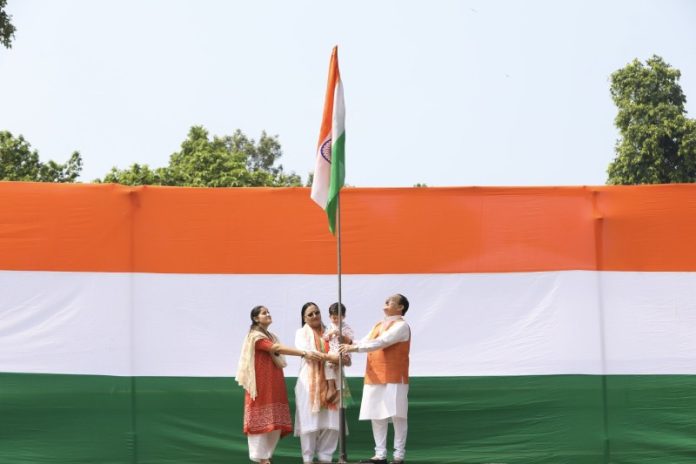 नई दिल्ली : केंद्रीय मंत्री जेपी नड्डा ने अपने आवास पर फहराया तिरंगा, लोगों से 'हर घर तिरंगा अभियान' में शामिल होने का आग्रह किया