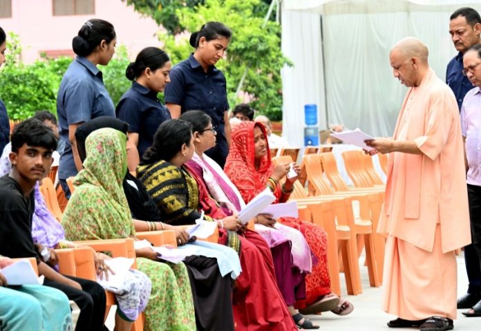 गोरखपुर : सीएम योगी ने श्री गोरखनाथ मंदिर परिसर में 'जनता दर्शन' किया