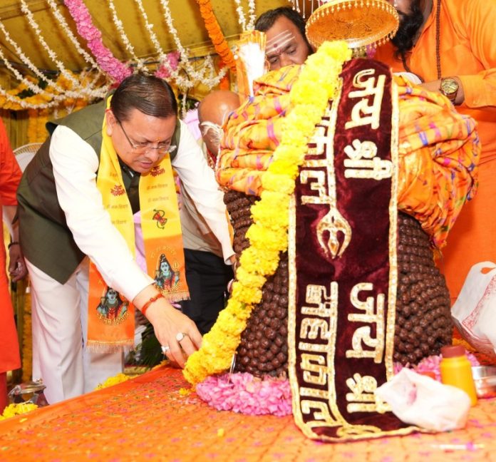 देहरादून : सीएम धामी टपकेश्वर महादेव की भव्य शोभायात्रा में हुए शामिल
